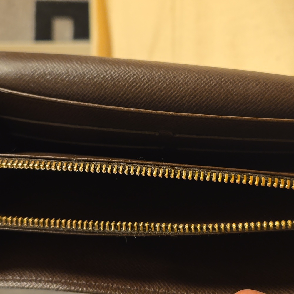 Louis Vuitton wallet in iconic Damier Ebene coated canvas with gold hardware - Picture 11 of 12